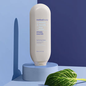 Lotion Method Simply Nourish sur un fond de fleurs exotiques