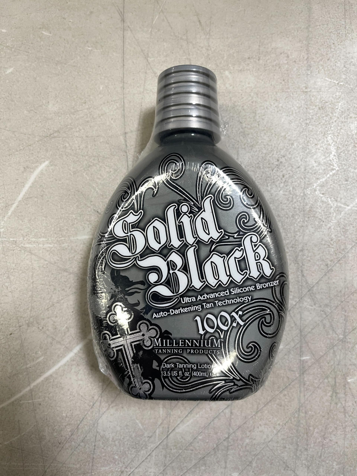 Lotion Millennium Tanning SOLID BLACK 100X 400 ml dans un décor de spa