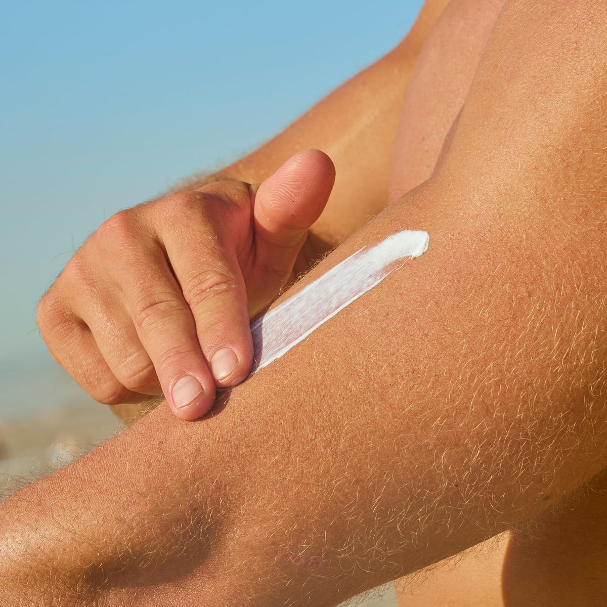 Lotion minérale SPF 30 Sun Bum devant un fond de plage