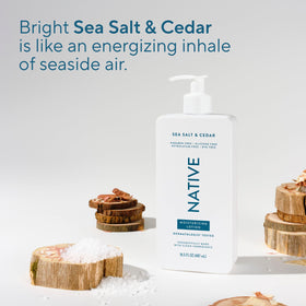 Lotion Native Corps Sea Salt & Cedar sur une surface en bois