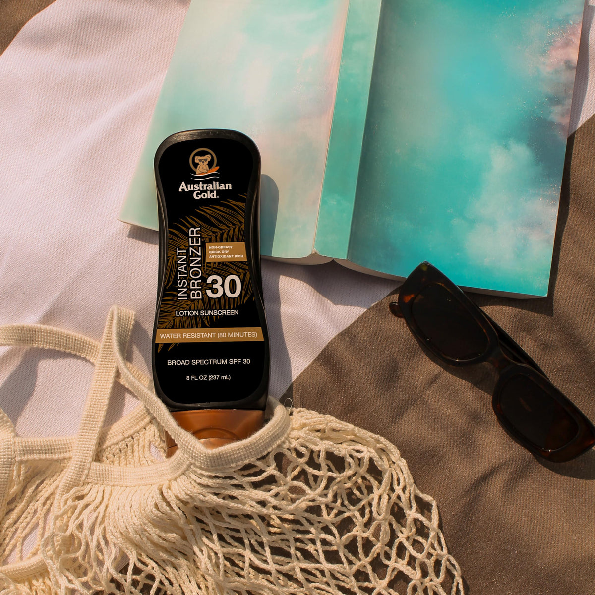 Lotion Solaire Australian Gold SPF 30 272g avec texture crémeuse sur la main