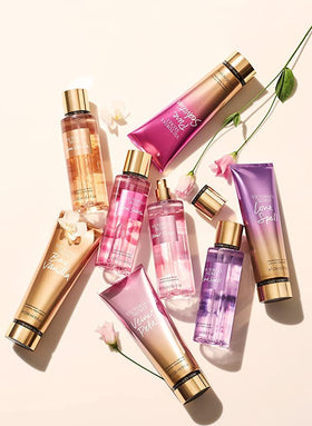 Lotion Velvet Petals montrée dans un cadre de salle de bain