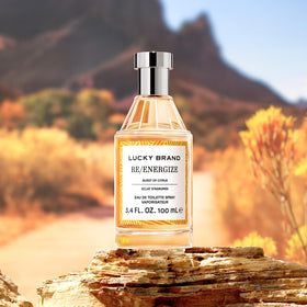 Lucky Brand Re/Energize Eau de Toilette sur une table avec des fleurs