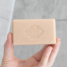 Lume Savon Bar Triple Moulé 5 oz, dans un environnement de salle de bain