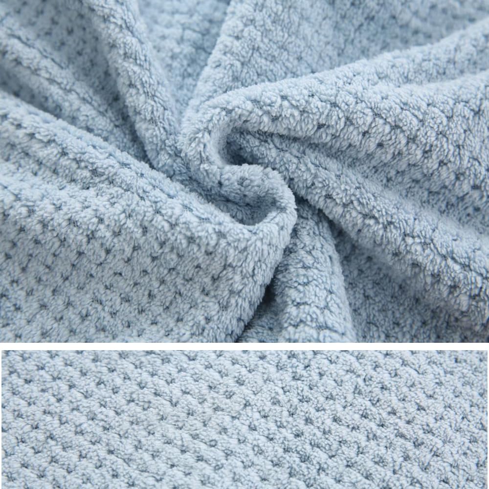 M-bestl serviette de cheveux en microfibre bleue en utilisation
