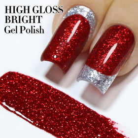 Main avec des ongles brillants après application du vernis gel