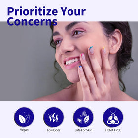 Main avec des ongles manucurés en bleu royal avec CANNI