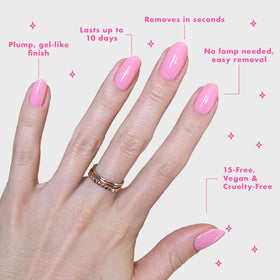 Main avec manucure utilisant le vernis Olive & June Longue Durée
