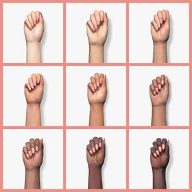 Main avec vernis à ongles Peach Pink She Sells appliqué sur les ongles