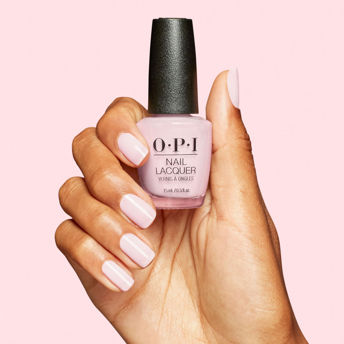 Main avec vernis OPI’m a Bubble Bunny appliqué.