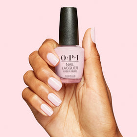 Main avec vernis OPI’m a Bubble Bunny appliqué.