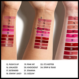 Main tenant le rouge à lèvres NYX Lip Lingerie XXL