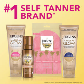 Mains appliquant la lotion Jergens sur la peau