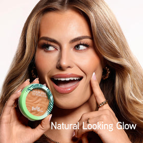 Mains appliquant le bronzer Murumuru Butter sur la peau