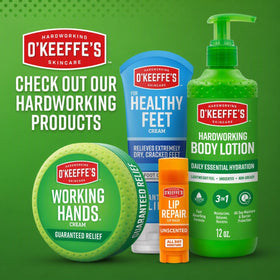 Mains appliquant O'Keeffe's Crème sur les pieds