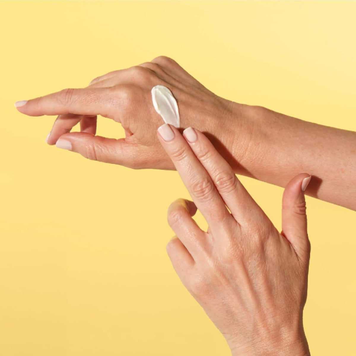 Mains avant et après application de la crème StriVectin