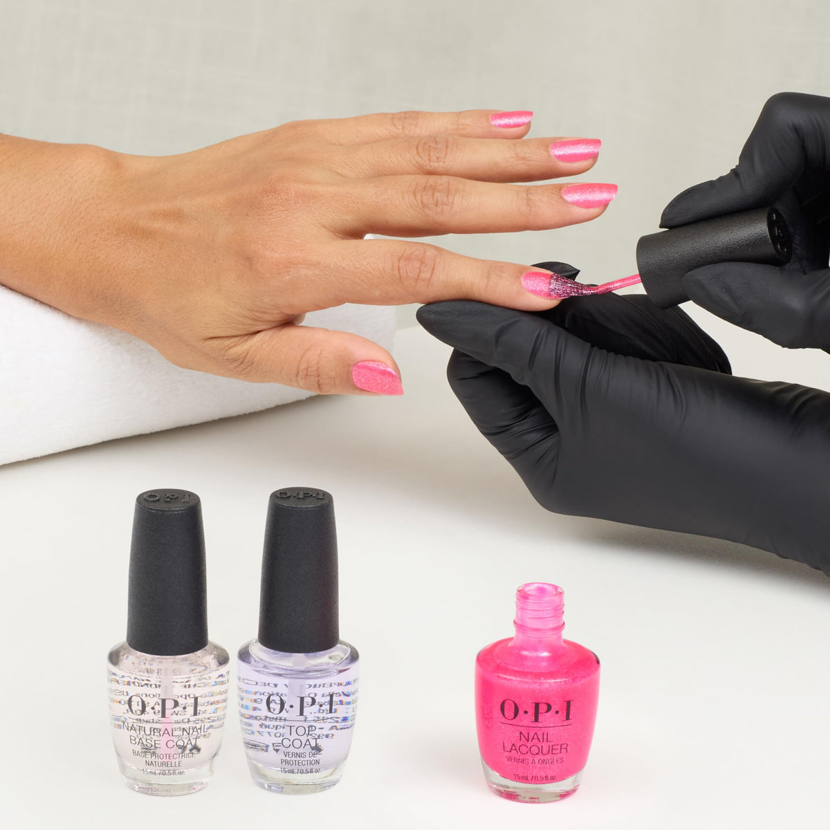 Mains avec vernis à ongles OPI Dopa-mani sur une table