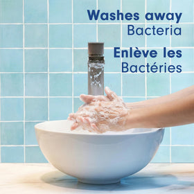 Mains lavées avec savon liquide Softsoap Miel et Lait