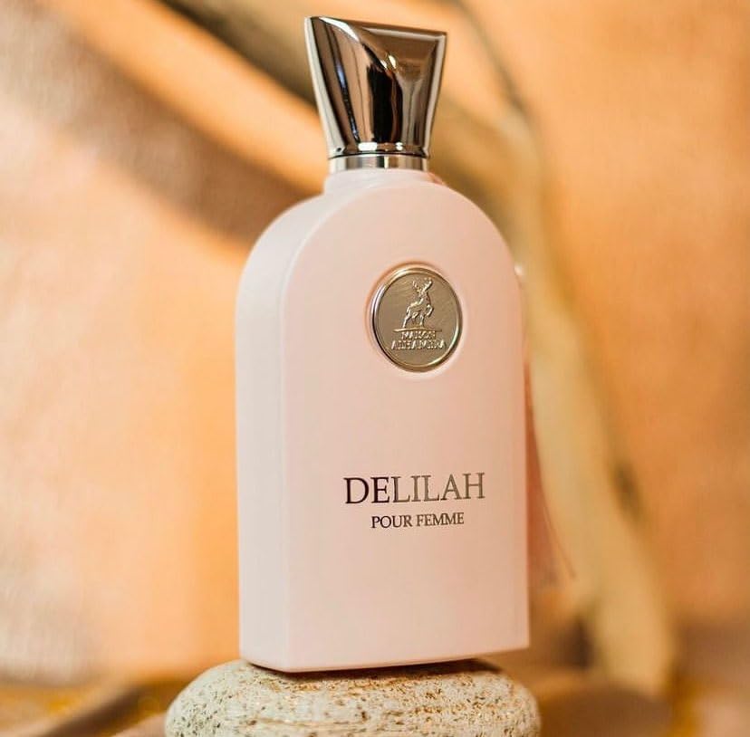 Maison Alhambra Delilah Eau de Parfum 100ml avec des fleurs en arrière-plan