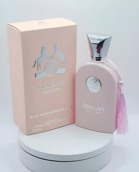 Maison Alhambra Delilah Eau de Parfum 100ml sur une table en bois