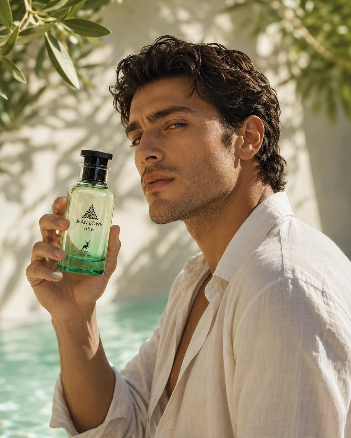 Maison Alhambra Jean Lowe Vibe Eau de Parfum sur fond coloré