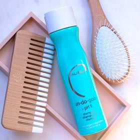 Malibu C Shampoo Clarifiant Un-Do-Goo affiché avec d'autres soins capillaires