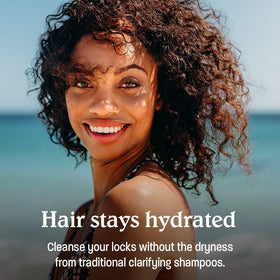 Malibu C Shampoo Clarifiant Un-Do-Goo en gros plan sur le produit