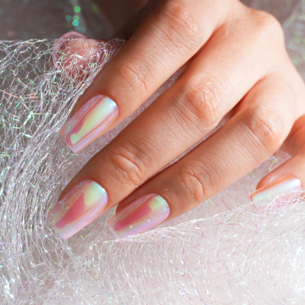 Manucure avec Poudre Chromée Pretty Diva et effet irisé