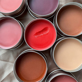 Maquillage avec le Baume Glow sur les paupières et joues