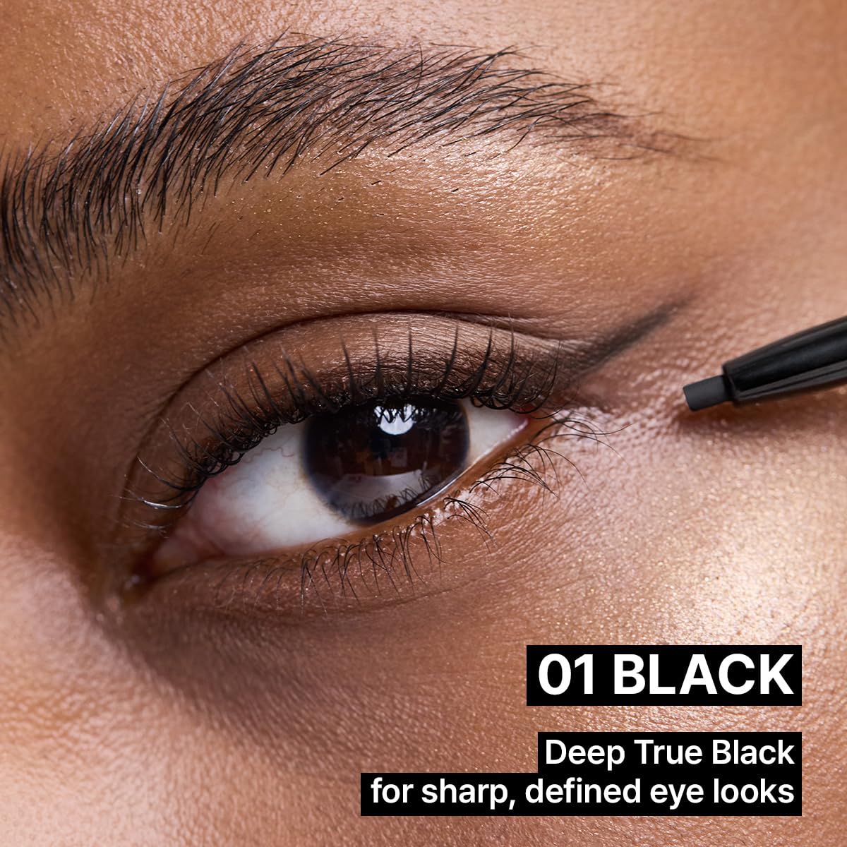 Maquillage des yeux avec le crayon eyeliner CLIO PROFESSIONAL