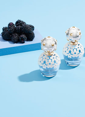 Marc Jacobs Daisy Dream Eau de Toilette 3,3 fl oz sur une table en bois