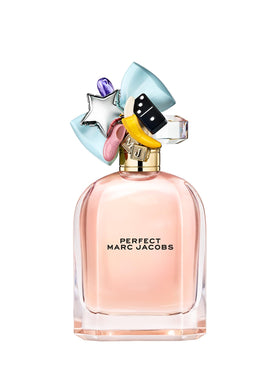 Marc Jacobs Perfect Eau de Parfum avec fleurs en arrière-plan