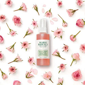 Mario Badescu Brume Visage dans un environnement de salle de bain