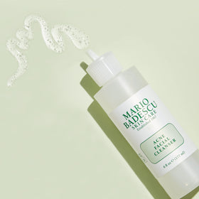 Mario Badescu Nettoyant Visage Acné 220g sur un fond de salle de bain
