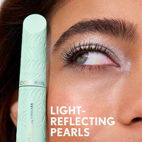 Mascara COVERGIRL Cleantopia 790 Ultramarine Black Frost avec son emballage