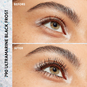 Mascara COVERGIRL Cleantopia 790 Ultramarine Black Frost sur fond blanc