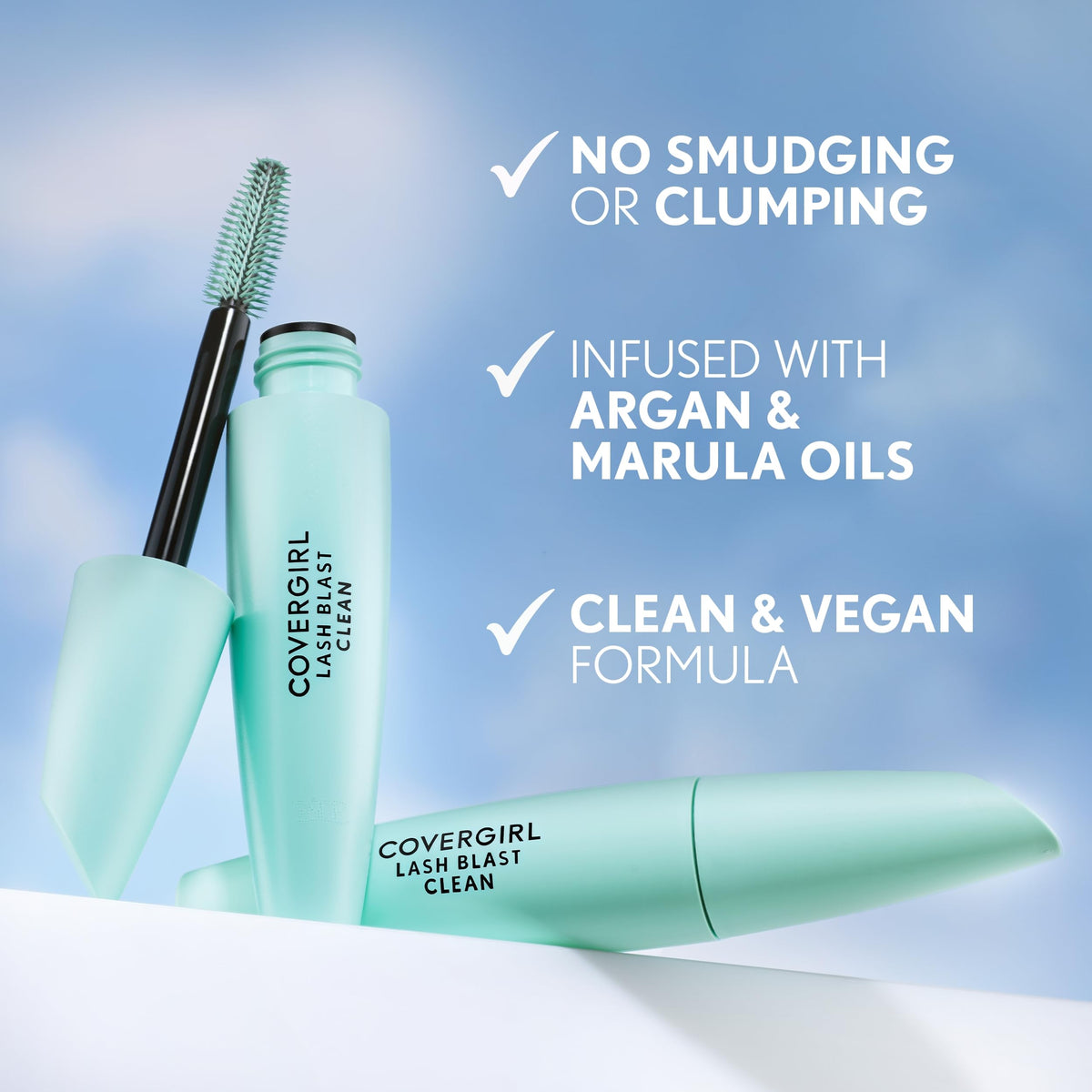 Mascara COVERGIRL Lash Blast Clean Waterproof sur une table