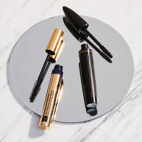 Mascara Estée Lauder Sumptuous Extreme 01 Extreme Black dans la main