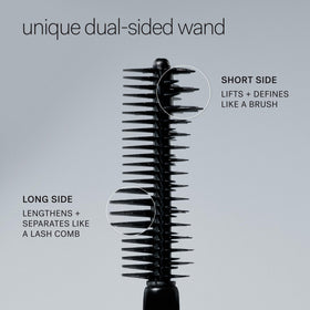 Mascara ILIA Limitless Lash Avant l'Aube mis en avant sur une table de maquillage