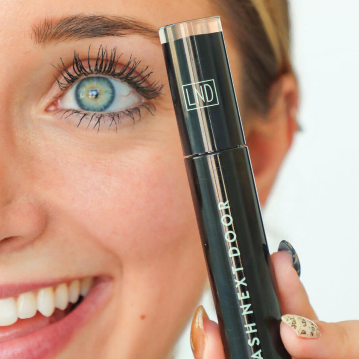 Mascara LASH NEXT DOOR application sur cils