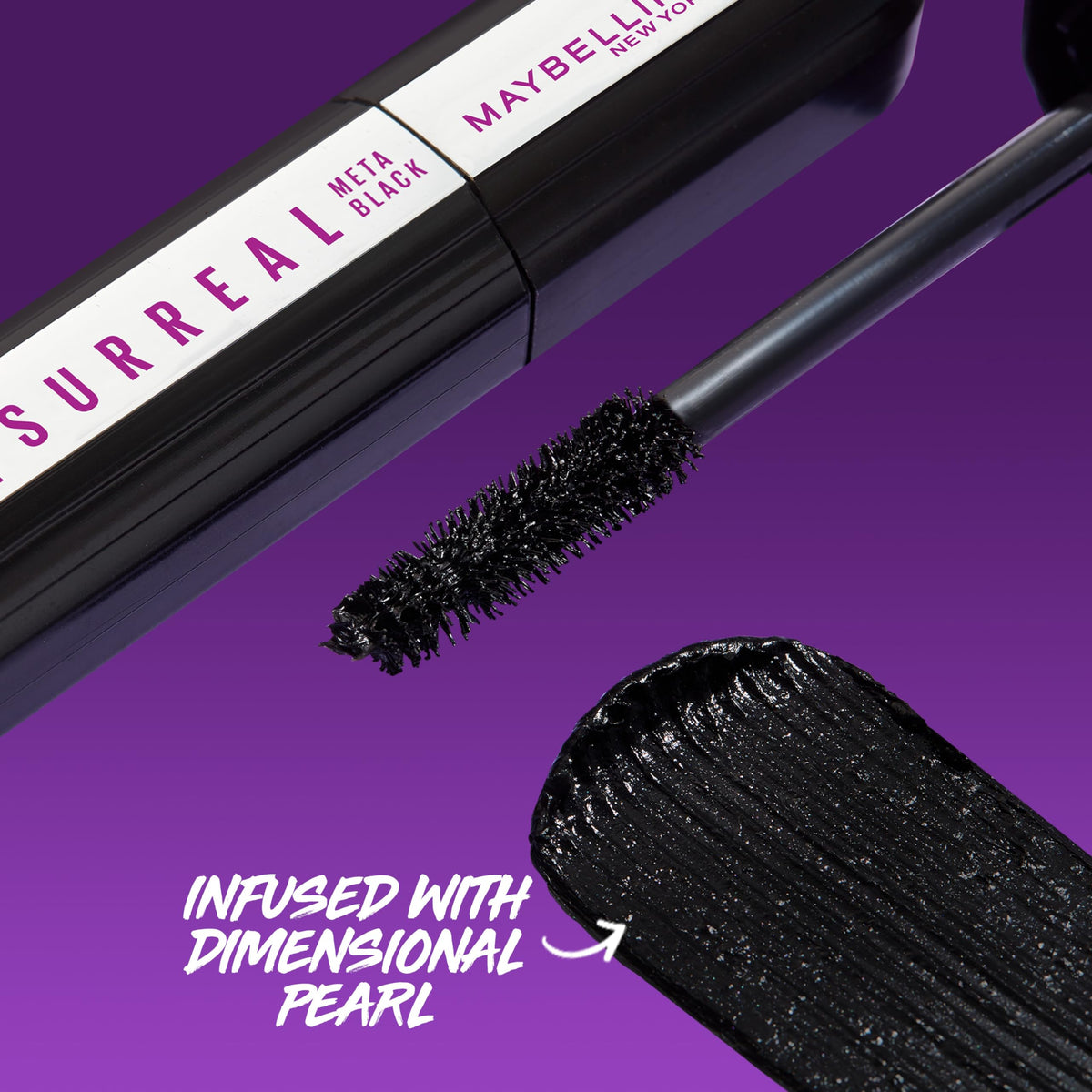 Mascara Maybelline sur un fond décoratif