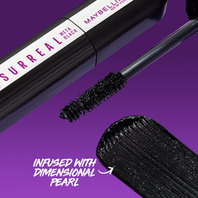 Mascara Maybelline sur un fond décoratif