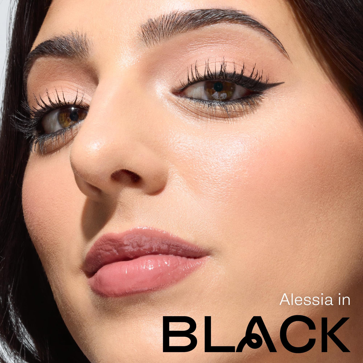 Mascara tarte tubing noir sur fond blanc