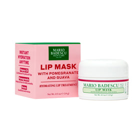 Masque à lèvres Mario Badescu à côté de produits de beauté