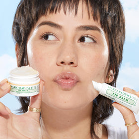 Masque à lèvres Mario Badescu ouvert avec une spatule à côté