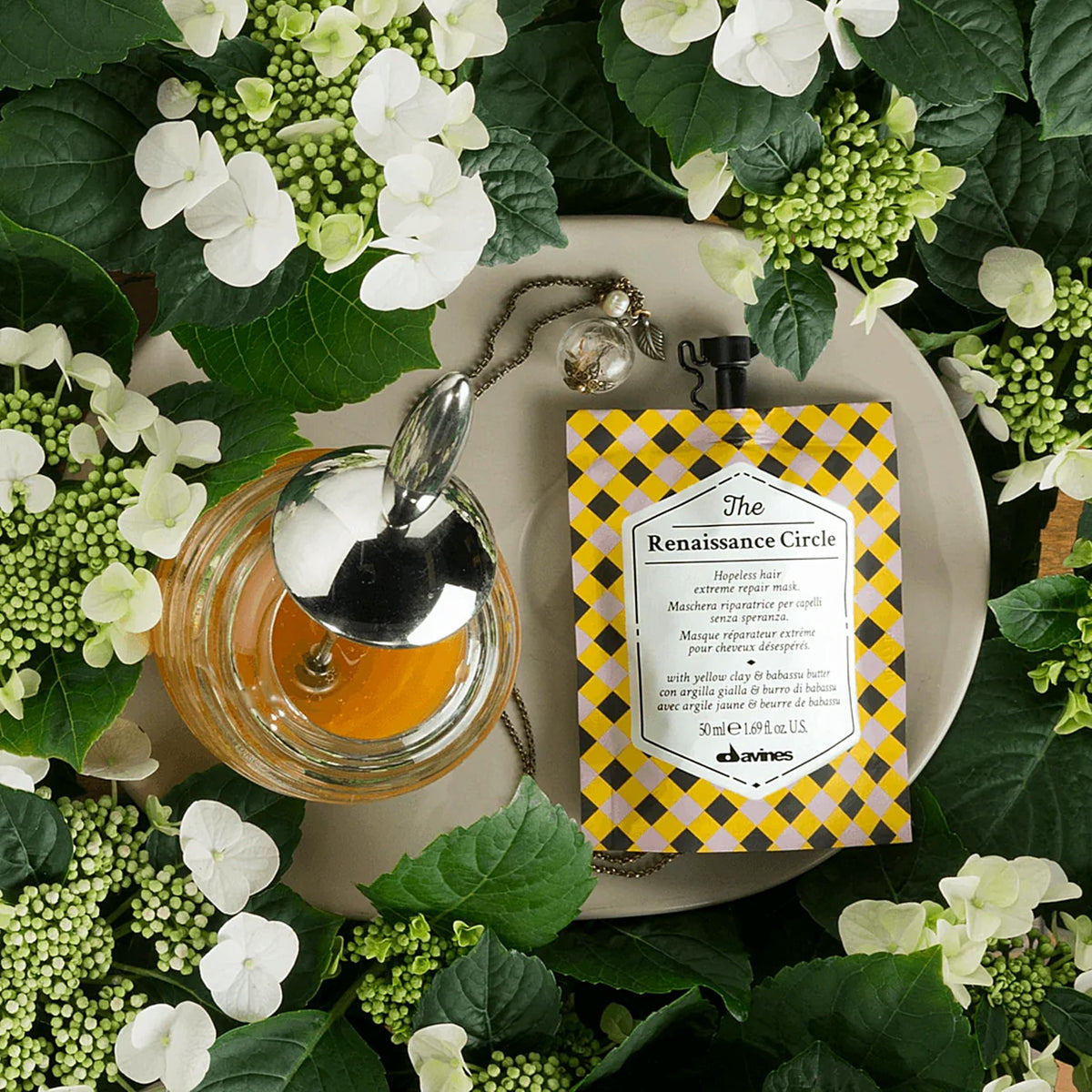 Masque Davines dans une salle de bain élégante