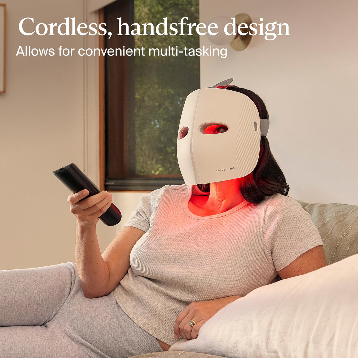 Masque LED TheraFace sur une table avec éclairage doux