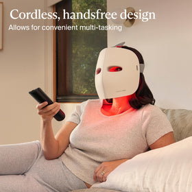 Masque LED TheraFace sur une table avec éclairage doux