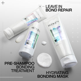 Masque Redken Acidic Bonding Concentrate 270g sur une coiffeuse avec accessoires de beauté