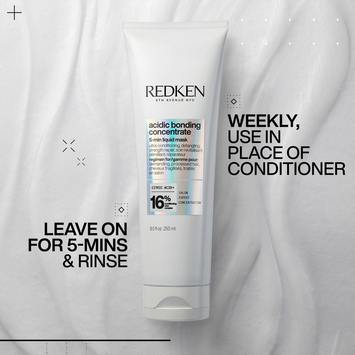 Masque Redken Acidic Bonding Concentrate sur un fond de salle de bain élégante